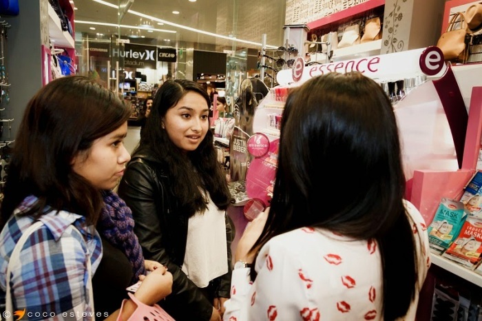 En asesoria con Anny para los productos de Essence que venden el Pink. Foto: Coco Esteves by La Fabulosidad